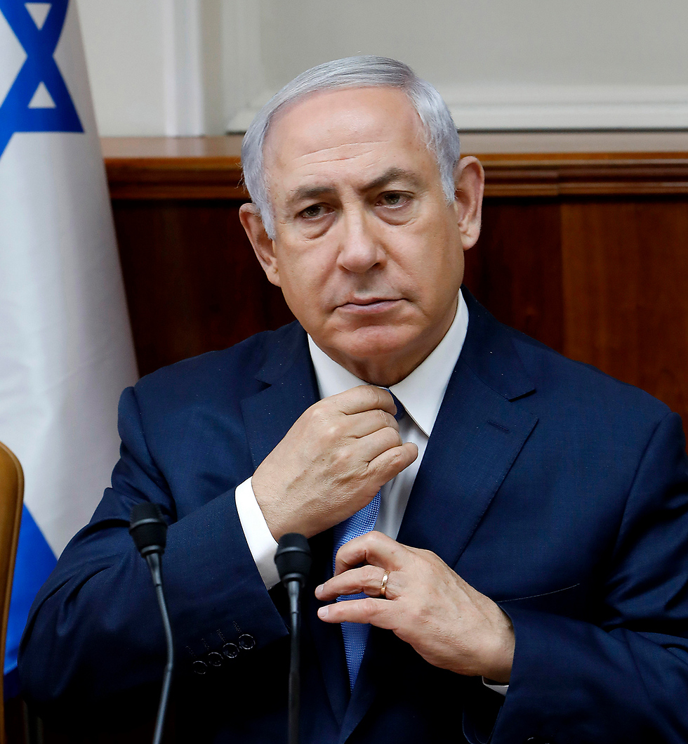 Netanyahu at a cabinet meeting, Nov. 27, 2017 (צילום: AP)