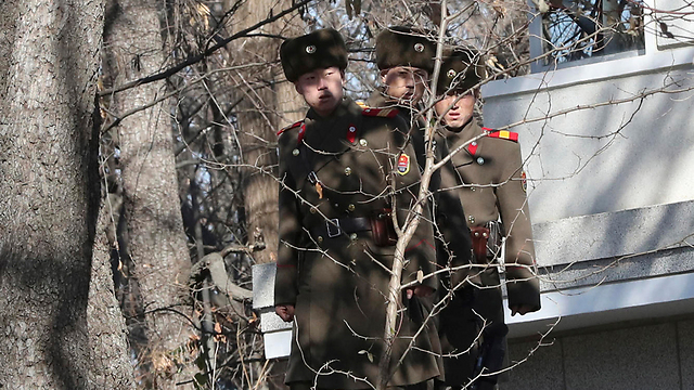 ירו 40 כדורים. חיילים מצפון קוריאה במקום שבו חצה החייל העריק את הגבול (צילום: AP) (צילום: AP)