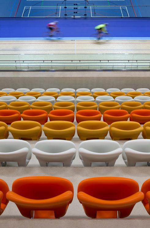 כסאות היציע באיצטדיון בדרבי, אנגליה. תכנון: משרד פולקנר בראון, אנגליה   (צילום: Martine Hamilton)
