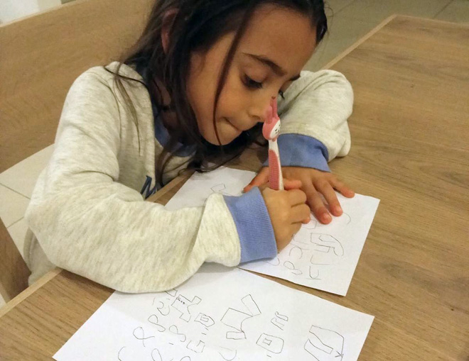 אביגייל, בת שש, מכינה רשימת קניות אחרי סידור הארון לקראת החורף (שלחה לנו: קרן כהן מנחם)