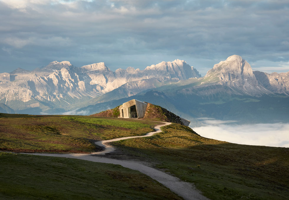 הצילום הזוכה בקטגוריית "תחושת המקום": המוזיאון  של מטפס ההרים ריינהולד מסנר באיטליה, בתכנון  המשרד של זאהה חדיד ופטריק שומאכר   (צילום: Tom Roe)