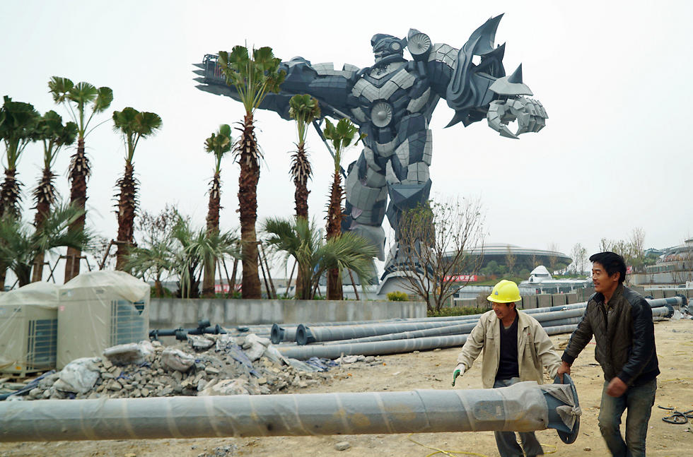 הרובוט הענק מפקח על סיום העבודות (צילום: רויטרס) (צילום: רויטרס)