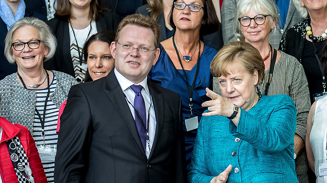 בין 2015 ל-2016 קלטה גרמניה יותר ממיליון מבקשי מקלט. ראש העיר שנדקר הולשטיין עם הקנצלרית מרקל, השנה (צילום: AP) (צילום: AP)