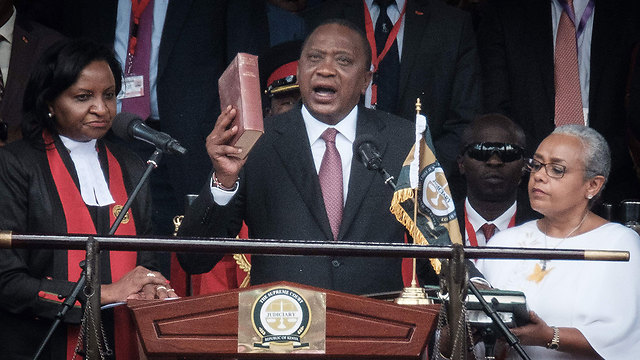 הושבע מחדש לנשיא קניה עם ספר התנ"ך שבו הושבע אביו. אוהורו קנייטה (צילום: AFP) (צילום: AFP)