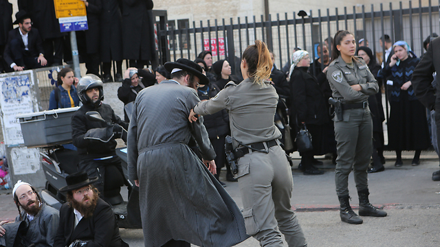 Акция протеста ортодоксов у призывного пункта в Иерусалиме. Фото: Алекс Коломойский