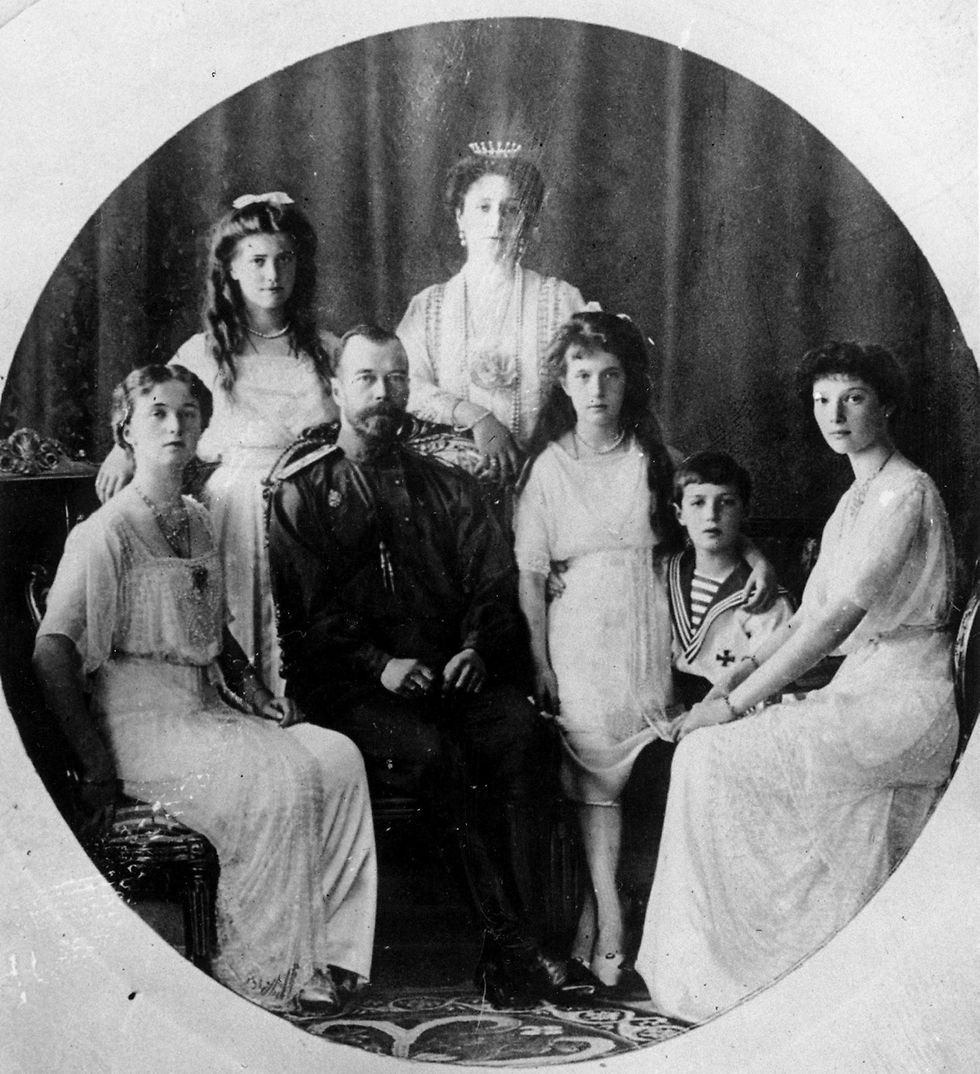 הצאר ניקולאי השני ומשפחתו ב-1914 (צילום: AP) (צילום: AP)