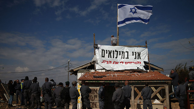 Evacuation of structure in Netiv Ha'avot (Photo: Ohad Zwigenberg)