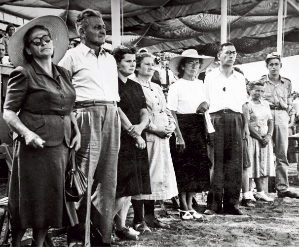 ההורים השכולים אברהם ושרה זיבל )משמאל(, מקבלים את אות גיבור ישראל בשם בנם ביולי 1949
