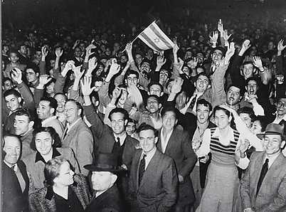היום לפני 70 שנה: חגיגות ליד קולנוע מוגרבי בת"א (צילום: PINN HANS, לע"מ)
