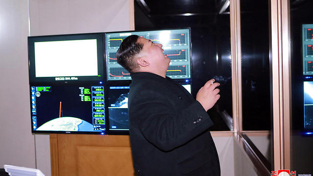 קים ג'ונג און חוגג את השיגור המוצלח (צילום: AP) (צילום: AP)