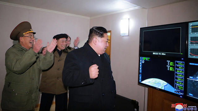 Северокорейский лидер Ким Чен Ын наблюдает за испытанием новой ракеты. Фото: AP