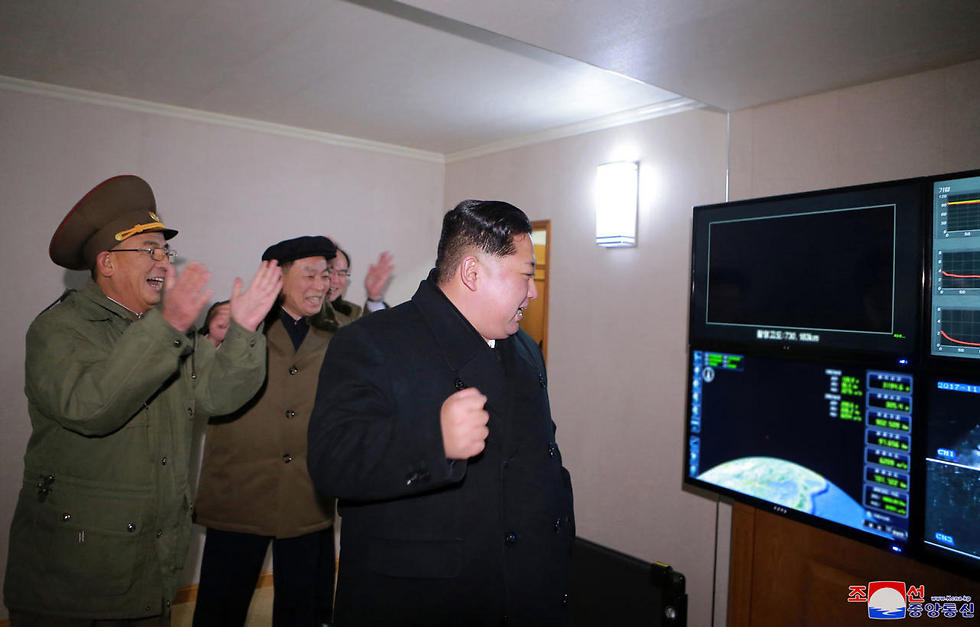קים ובכירים במערך הטילים מרוצים מהצלחת הניסוי (צילום: AP) (צילום: AP)