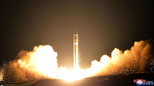 שיגור טיל צפון קוריאני. הסחר מספק כסף לתוכנית הטילים של פיונגיאנג (צילום: AFP) (צילום: AFP)