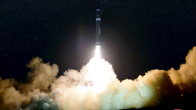 ירשמו הישג עם ישגרו טיל לשטח ארה"ב. שיגור טיל בליסטי צפון קוריאני (צילום: AFP) (צילום: AFP)