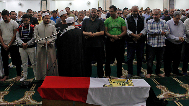 הלוויה בקהיר של החייל אחמד פאייז שנהרג בפיגוע במדבר המערבי (צילום: רויטרס) (צילום: רויטרס)