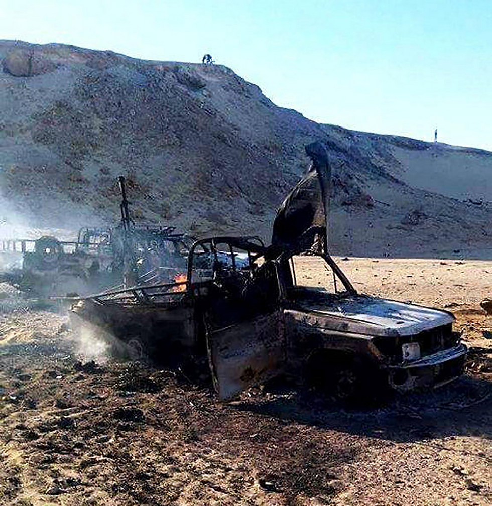 כלי רכב של כוחות משטרת מצרים שנקלעו למארב באזור נווה המדבר סיווה (צילום: רויטרס) (צילום: רויטרס)