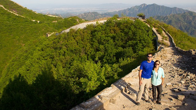 "אם לא הייתי מטייל, לא הייתי מתקבל ל-CNN". אורן ואשתו בחומה הגדולה של סין (צילום: באדיבות המצולמים) (צילום: באדיבות המצולמים)