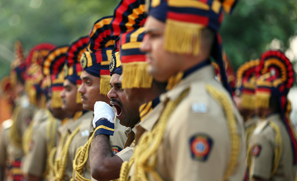 שוטר מפהק בטקס במומבאי לרגל יום השנה התשיעי למתקפת הטרור בהודו (צילום: EPA) (צילום: EPA)