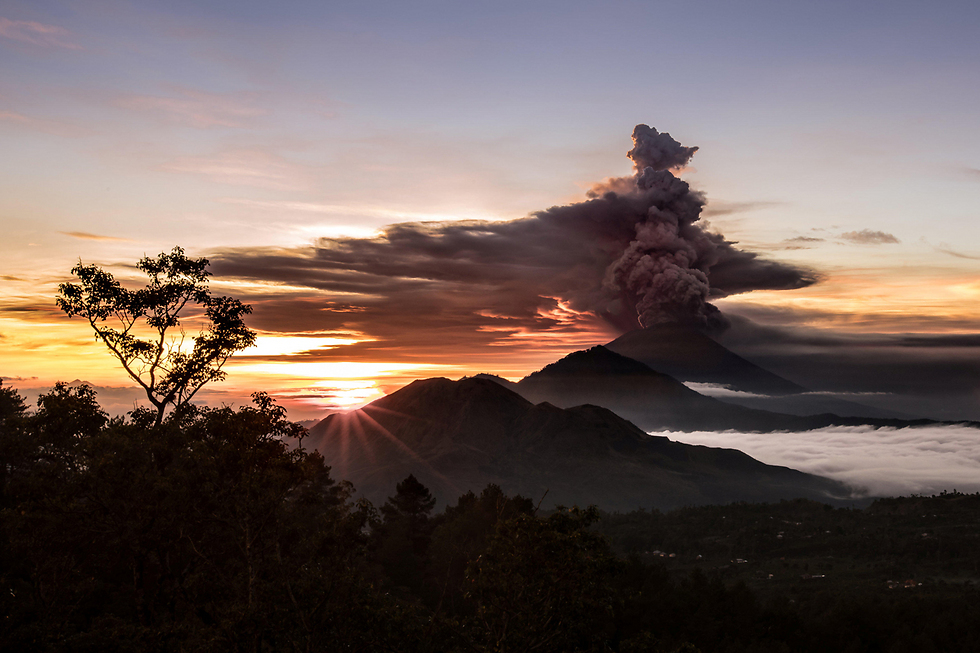 הר הגעש אגונג באינדונזיה ממשיך לפלוט עשן - ולבטל טיסות (צילום: רויטרס, EMILIO KUZMA-FLOYD) (צילום: רויטרס, EMILIO KUZMA-FLOYD)