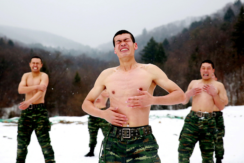 חיילים סינים מתאמנים בטמפרטורה מפנקת של מינוס 25 מעלות (צילום: רויטרס) (צילום: רויטרס)