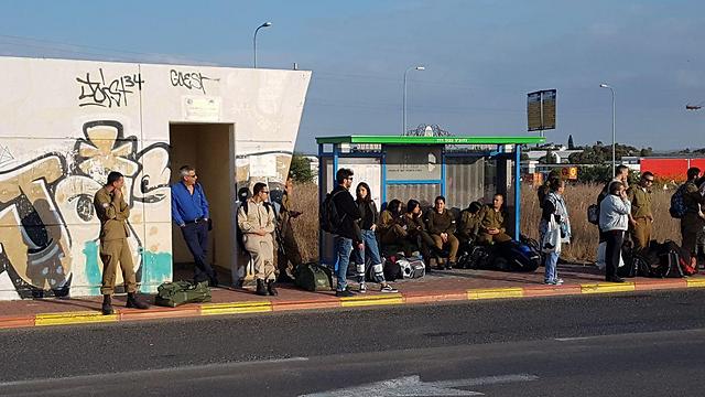 עומס בתחנת האוטובוס סמוך לתחנת הרכבת בשדרות (צילום: בראל אפרים) (צילום: בראל אפרים)