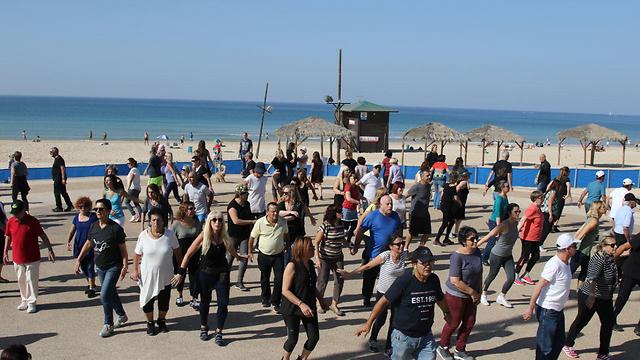 רוקדים בחוף ראשון לציון (צלם: אבי מועלם) (צלם: אבי מועלם)