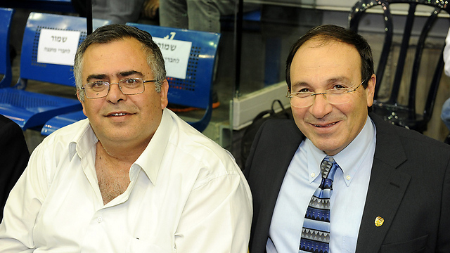 Dov Zur (R) with MK David Bitan, 2013 (Photo: Kobi Koenks)