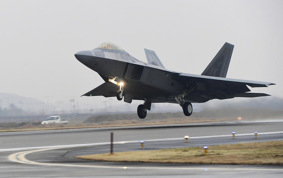 יותר מ-230 כלי טיס משתתפים. F-22 אמריקני נוחת בדרום קוריאה (צילום: AP) (צילום: AP)