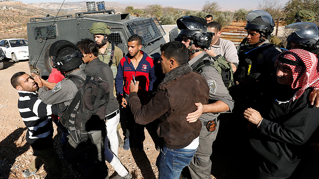 פלסטינים מתעמתים עם כוחות הביטחון לאחר התקרית בקוסרא (צילום: רויטרס) (צילום: רויטרס)