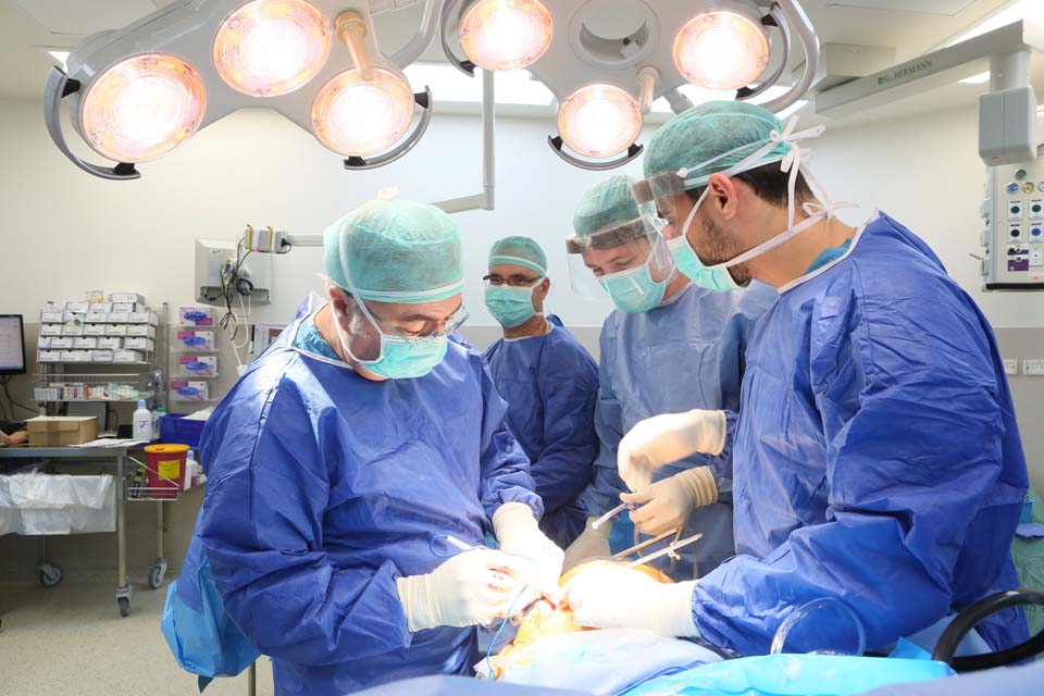 Доктор Левин во время операции. Фото: Петр Флитер ("Рамбам")