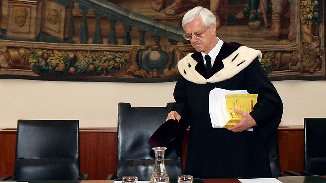 חוק הנישואים מפלה. נשיא בית המשפט החוקתי באוסטריה גרהרט הולצינגר (צילום: AP) (צילום: AP)