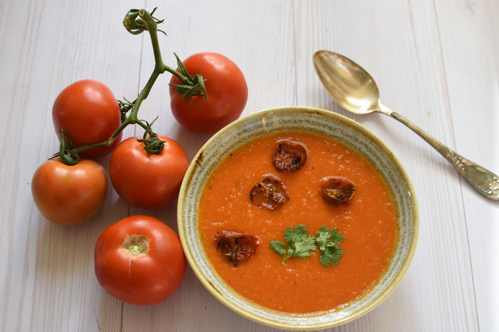עם חיזוק של בצל ושום. מרק עגבניות מעולה עם "קרוטוני" עגבניות שרי (צילום: טל סורסקי)