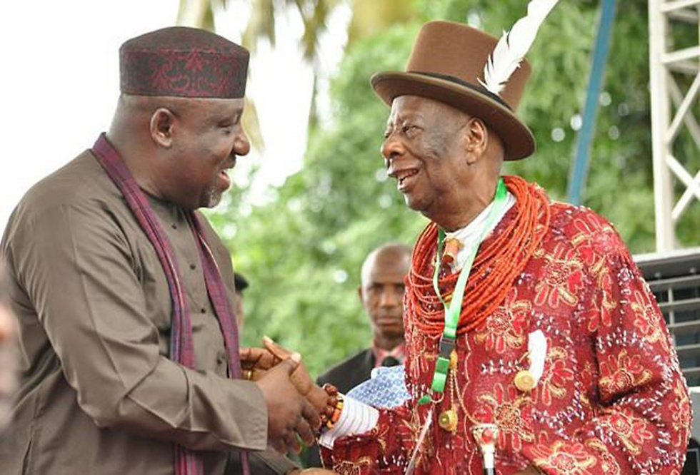 המושל הניגרי (משמאל) הקים פסלים של מנהיגים אפריקנים על חשבון כספי הציבור (צילום: AFP) (צילום: AFP)
