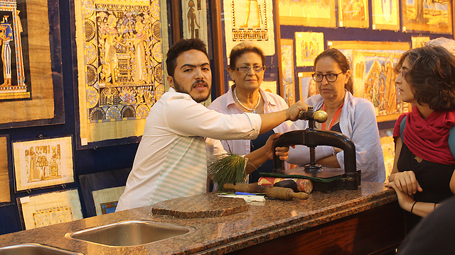 חנות למכירת פפירוסים בקהיר (צילום: רועי קייס) (צילום: רועי קייס)