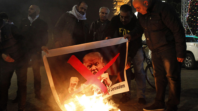 שורפים תמונת טראמפ בבית לחם (צילום: AFP) (צילום: AFP)