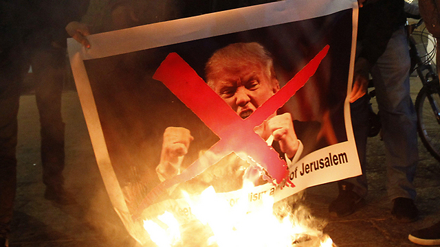 שורפים את תמונות טראמפ בבית לחם (צילום: AFP) (צילום: AFP)