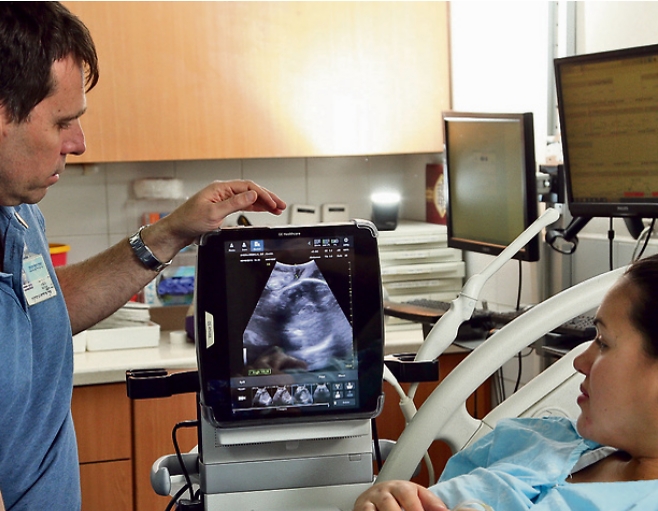 ד"ר ינון גלבוע והיולדת שירן כץ בחדר הלידה בבית החולים שיבא, אתמול ( )