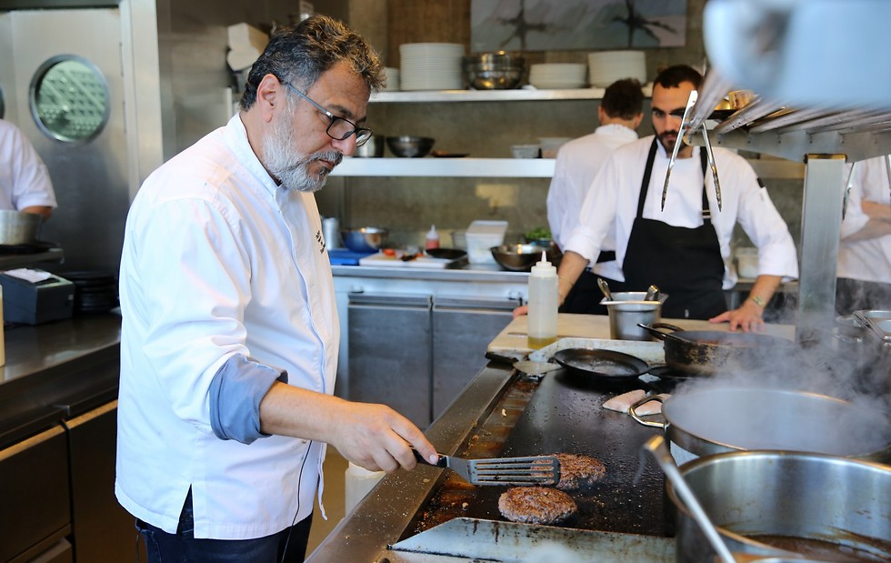 חיים כהן הופך המבורגרים במטבח של "יפו תל אביב" (צילום: ירון ברנר) (צילום: ירון ברנר)