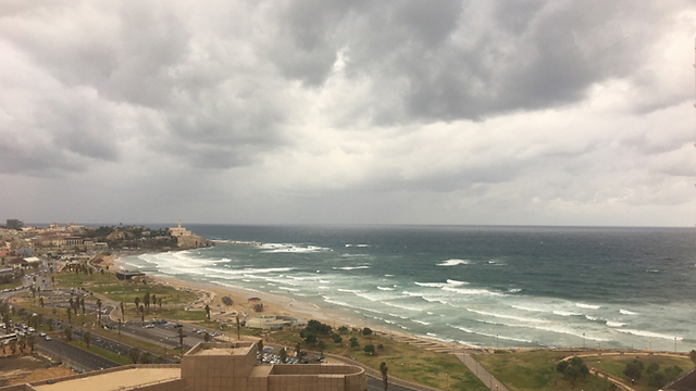 עננים בחוף הים בתל אביב, היום (צילום: חן שמר) (צילום: חן שמר)