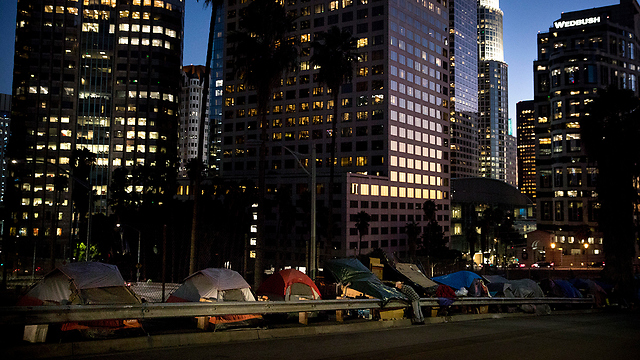 גרים באוהלים ליד הכביש (צילום: AP) (צילום: AP)