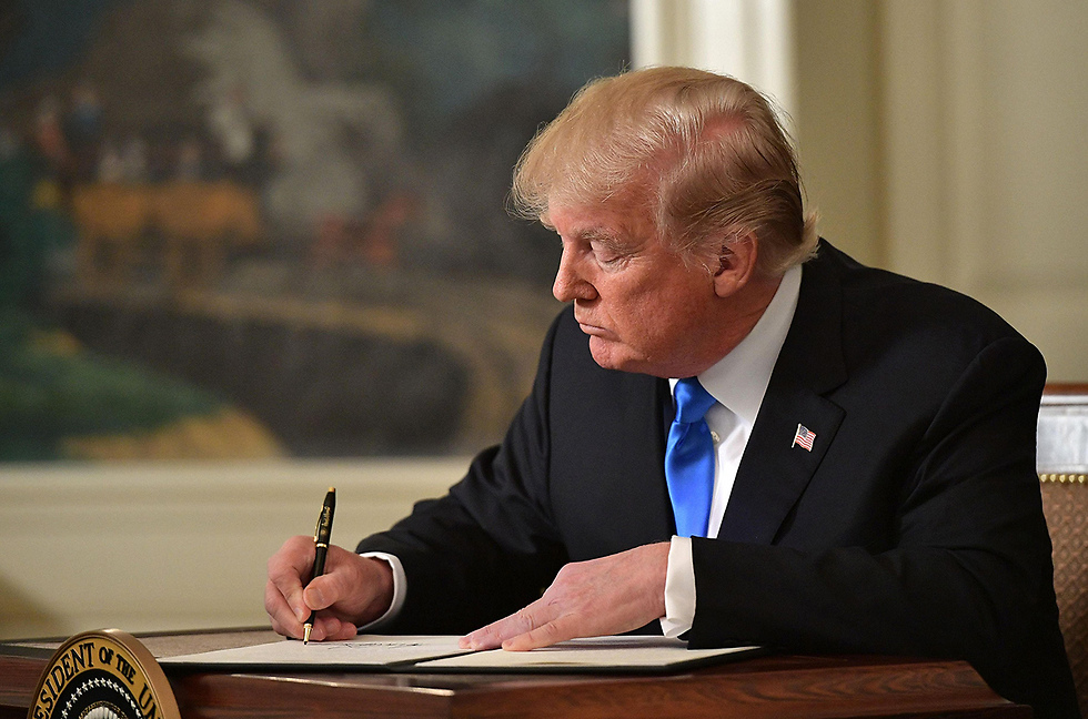 טראמפ חותם על ההצהרה (צילום: AFP) (צילום: AFP)