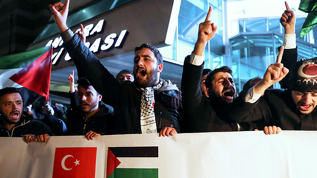 Demonstranten in der Nähe der US-Botschaft in Ankara (Foto: AFP)