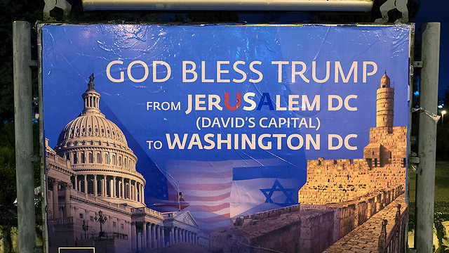 Ein Plakat, das Präsident Trump in Jerusalem lobt (Foto: EPA)