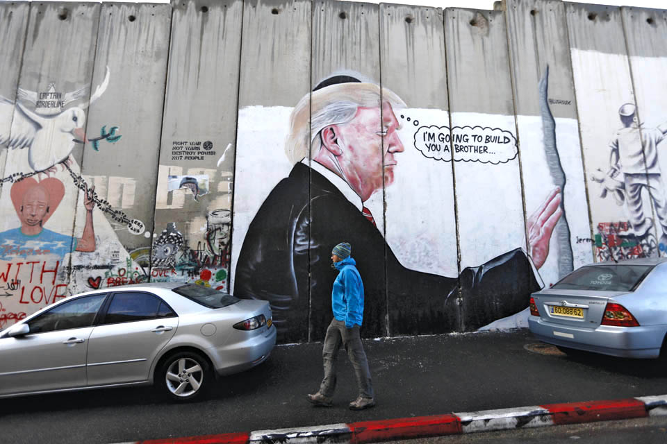 Граффити на разделительной стене в Иерусалиме. Фото: ИПА