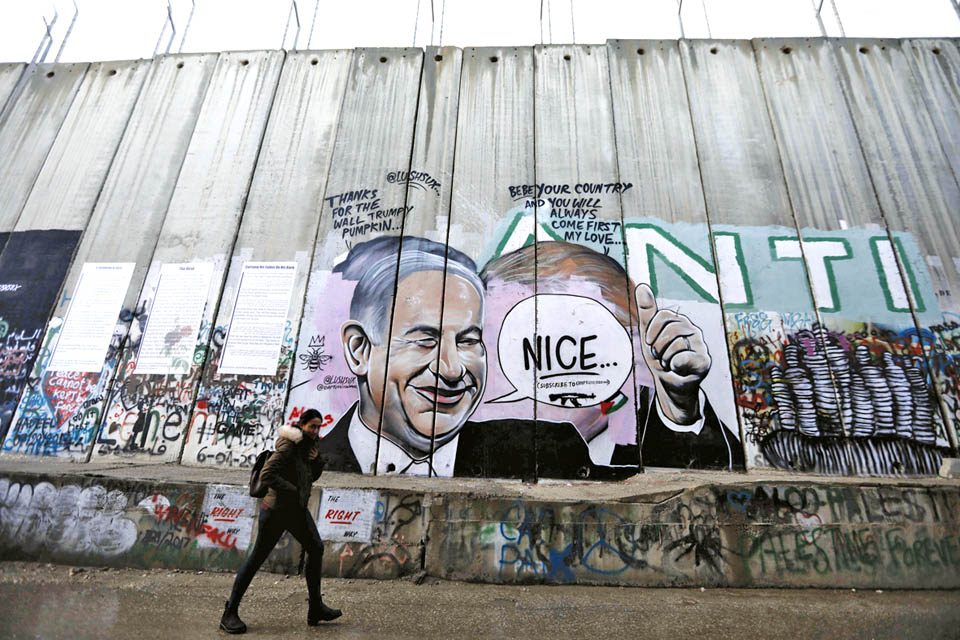 Граффити на разделительной стене в Иерусалиме. Фото: EPA