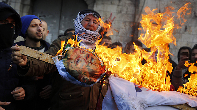 שורפים בובת הנשיא טראמפ בשכם (צילום: AFP) (צילום: AFP)