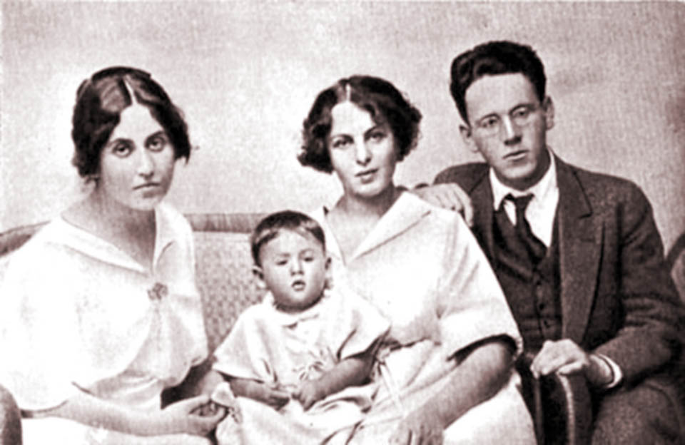 Самуил Маршак с женой, дочерью и сестрой Сусанной, 1915 год