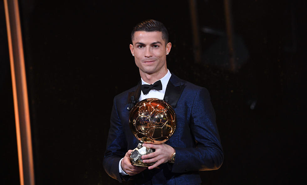 בפעם החמישית בקריירה. רונאלדו וכדור הזהב (צילום: AFP) (צילום: AFP)