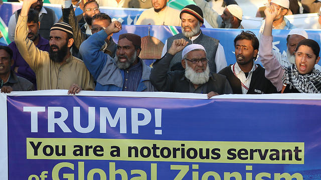 הפגנה בפקיסטן בעקבות ההחלטה של הנשיא טראמפ (צילום: EPA) (צילום: EPA)