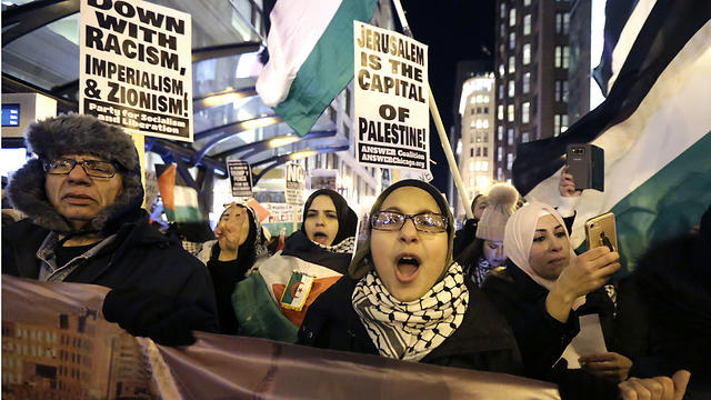הפגנה בביירות אחרי ההצהרה על ההכרה האמריקנית בירושלים (צילום: AP) (צילום: AP)